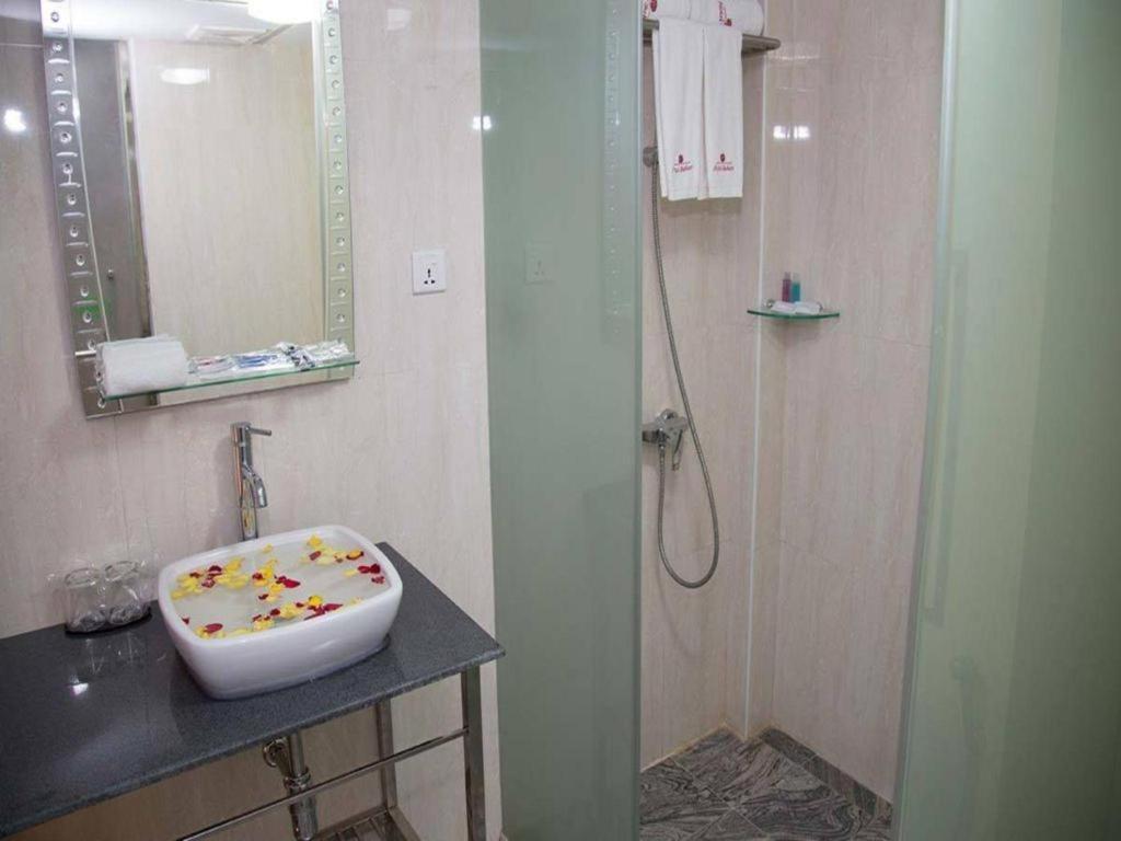 Hotel Bahosi Yangon Exteriör bild