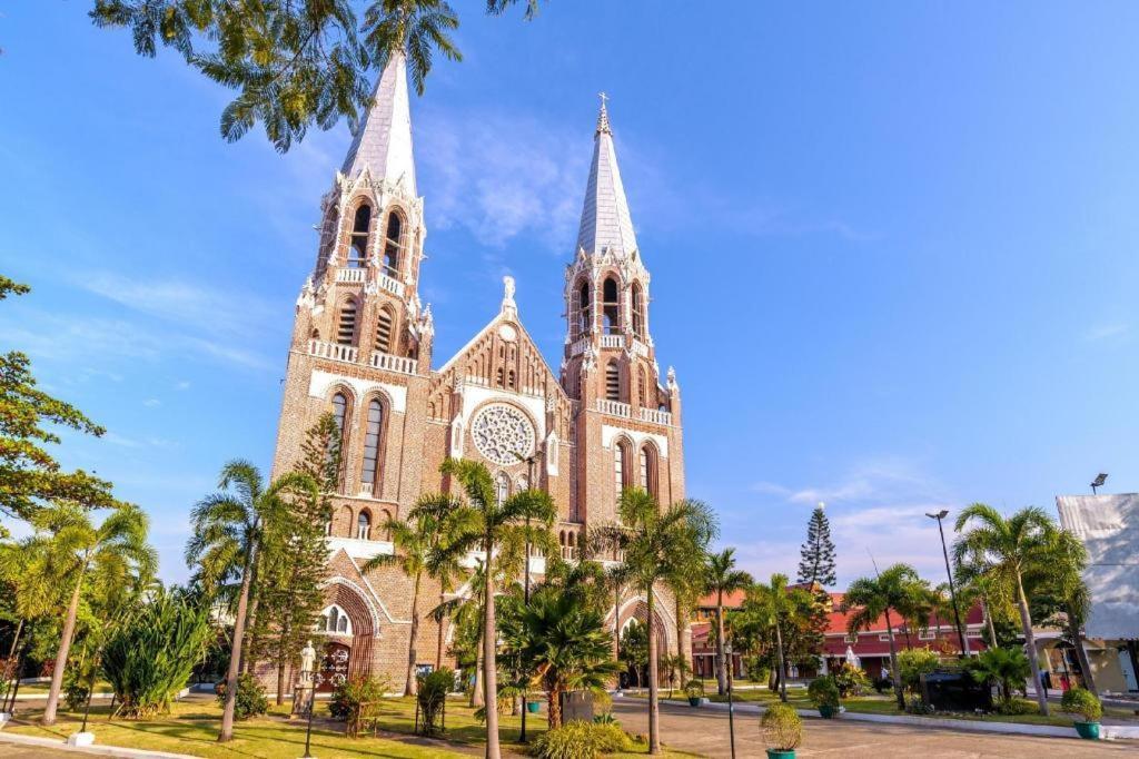 Hotel Bahosi Yangon Exteriör bild